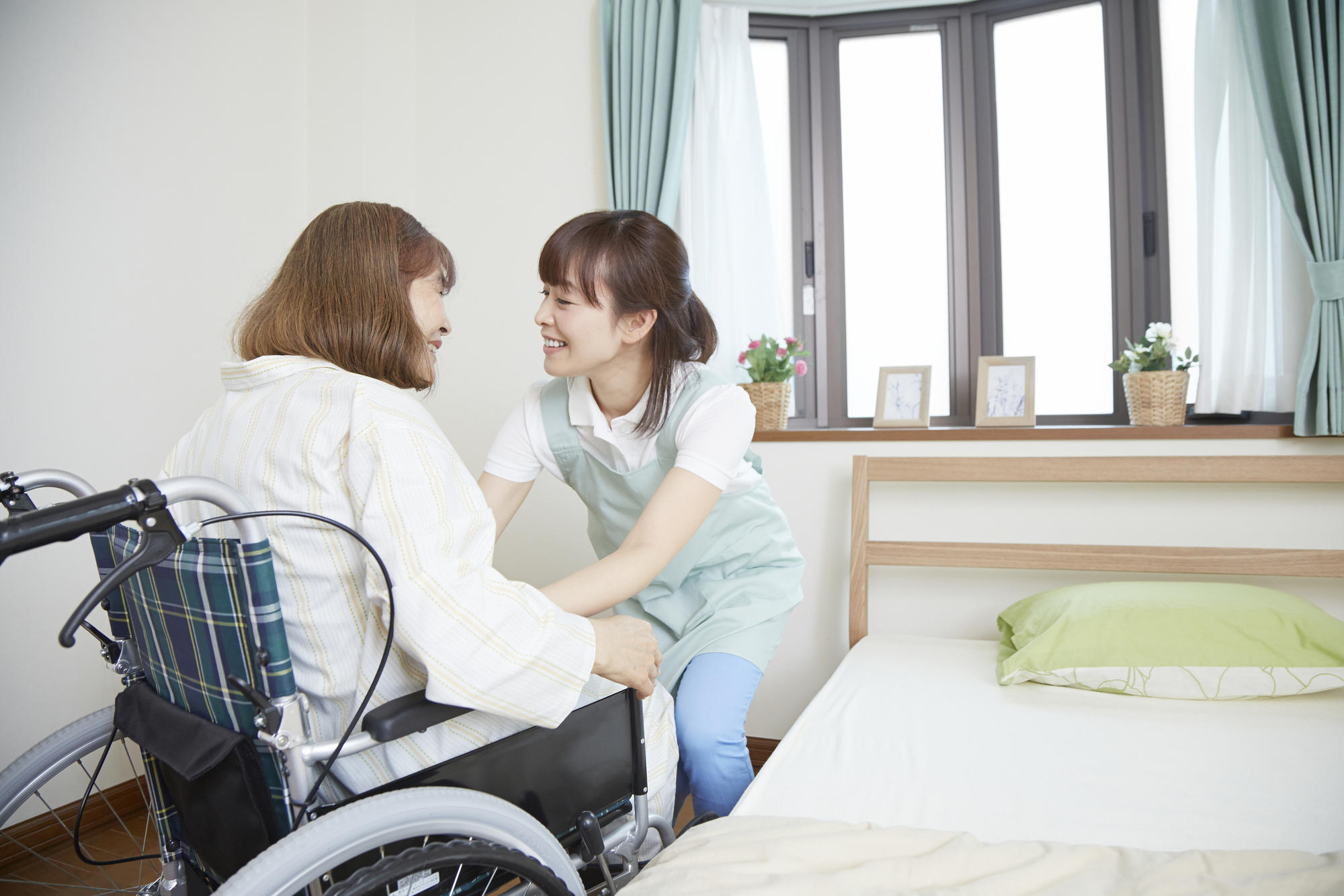 車椅子からベッドへの移乗介助で気をつけるべき6つの注意点 片麻痺 半身まひ のケースの解説付き 介護のコラム 老人ホーム検索 探しっくす