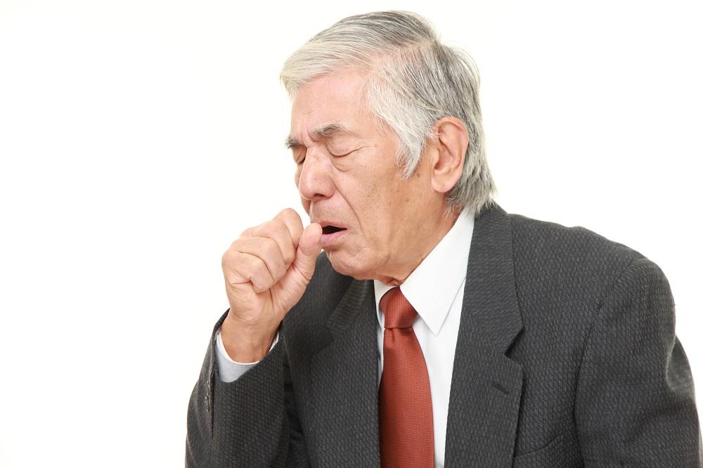 【医師監修】息が苦しいのはCOPD（慢性閉塞性肺疾患）？ 代表的な症状や原因などを解説｜介護のコラム