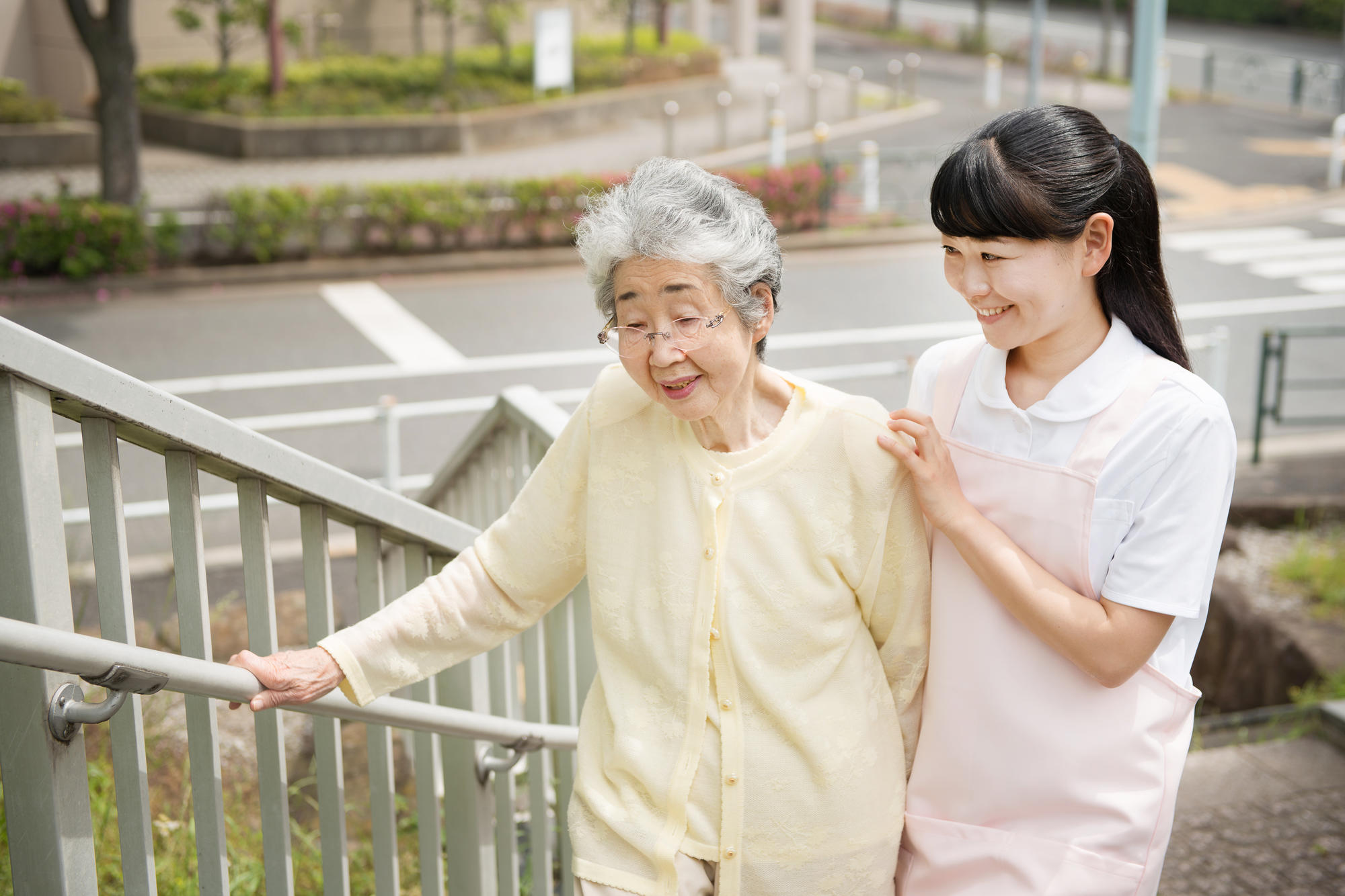 困っている人を手助けする 介助 の基本と 介護 との違い 介護のコラム 老人ホーム検索 探しっくす