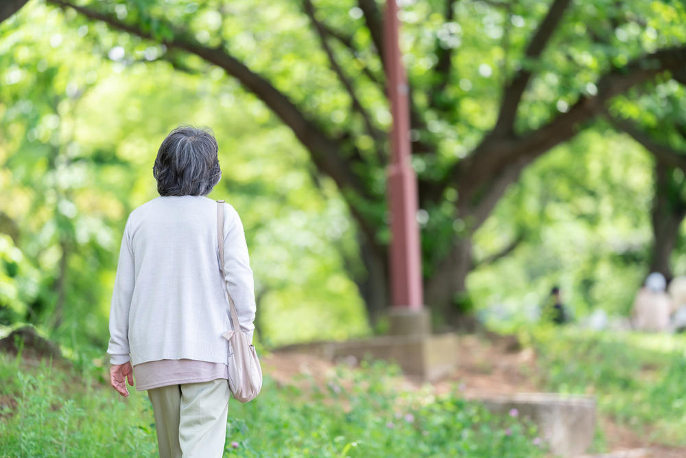 一人で散歩をする高齢者