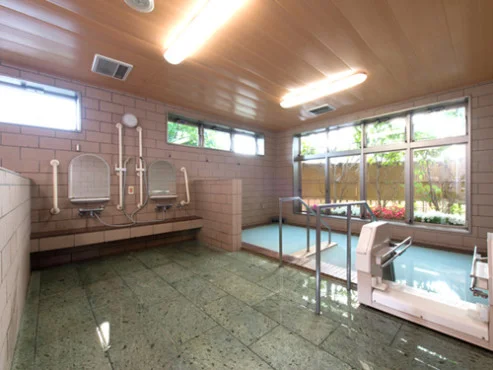 明るく開放的なバスルーム