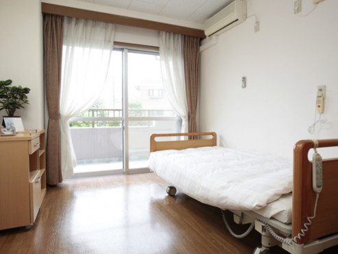 明るい日が差し込む居室