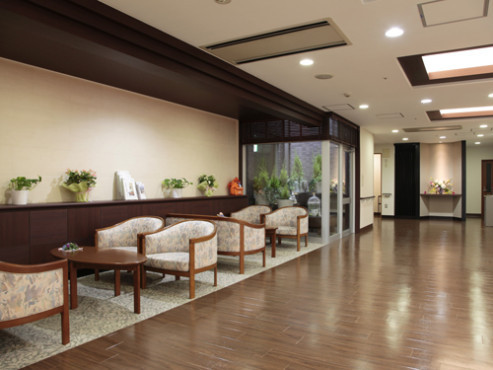 ご家族やご友人との歓談で利用いただけるひらけたロビー