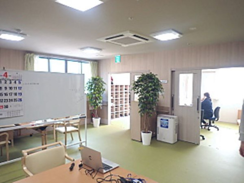 玄関・事務所・リビング