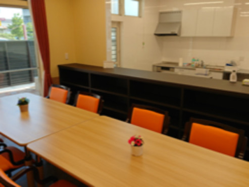 コミュニティから厨房を望む