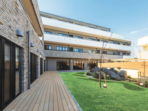 小滝とせせらぎの苔庭