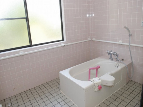 白を基調とした清潔な空間の浴室は、お1人では入浴が困難な方もしっかりサポートをしながらご入浴いただけます。