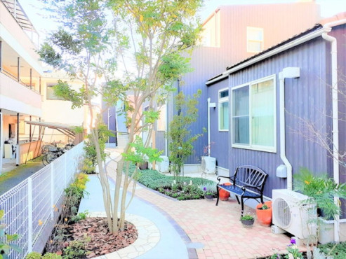 ちいさな手花咲く街横浜こすがや